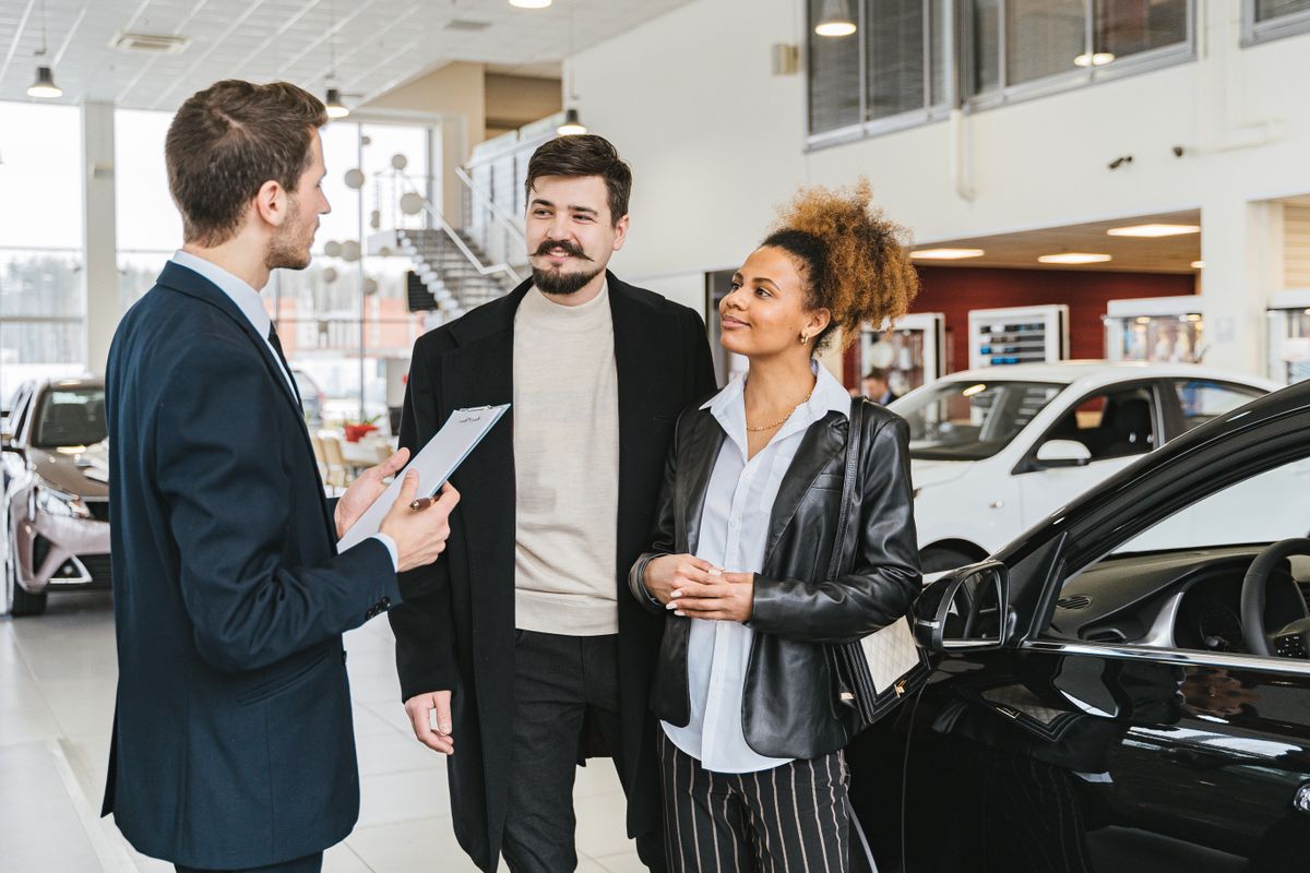 Conseiller Inter Cars Import accueillant des clients dans le hall de l'agence