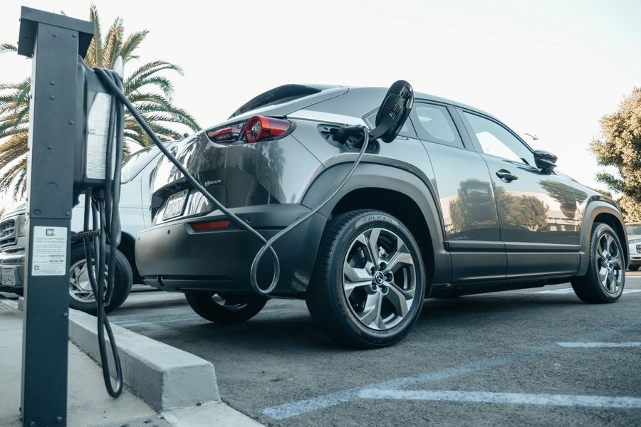 Véhicule électrique en charge sur une borne